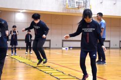 トレーニングを通して体の使い方を学ぶ団員たち