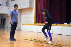 トレーニングを通して体の使い方を学ぶ団員たち