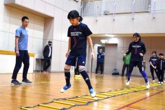 トレーニングを通して体の使い方を学ぶ団員たち