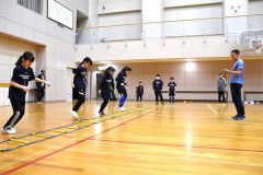 トレーニングを通して体の使い方を学ぶ団員たち