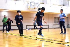 トレーニングを通して体の使い方を学ぶ団員たち