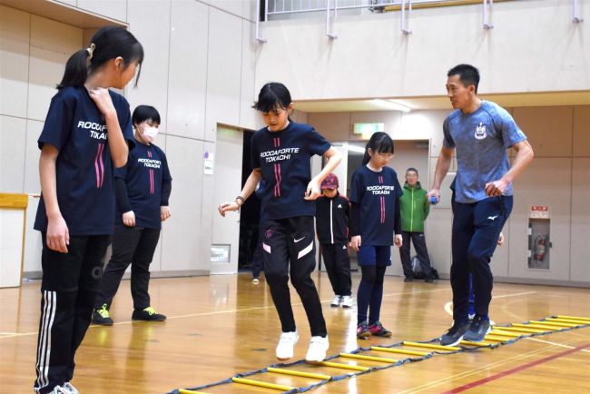 白樺学園高の小西陸上部監督が女子サッカーロッカフォルテＵ―１１団員を指導、連携事業