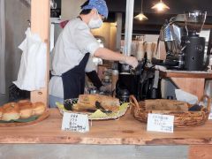 黒豆入りコーヒーを入れる部員