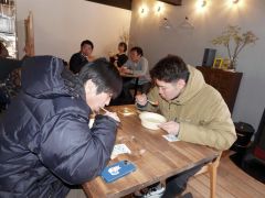 うらゴロシチューを味わう来店者
