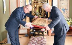 叙勲の伝達を受ける横山さん（右）と飯田町長