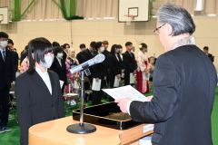 田中学長から卒業証書・学位記を受ける地域教養学科総代の奥山さん（１５日午前１０時３５分ごろ、帯広大谷短大アリーナ）