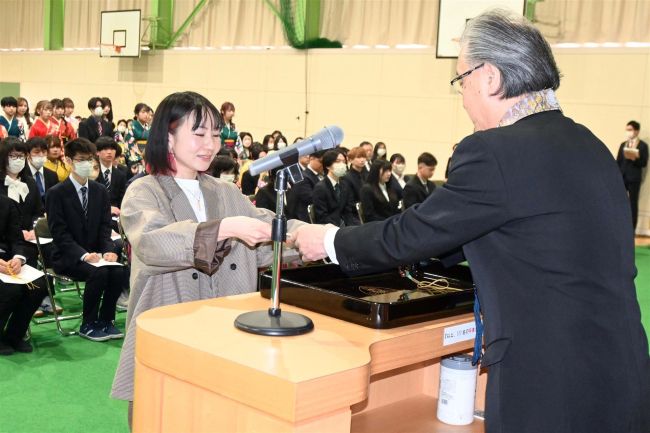 １２７人がキャンパスに別れ　帯広大谷短大