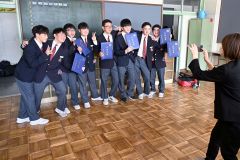 友人たちと記念写真を撮影する卒業生（帯広第四中学校、須貝拓也撮影）