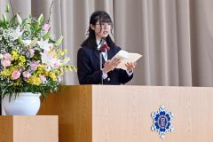 答辞を読み上げる卒業生代表の松島さん（帯広第四中学校、須貝拓也撮影）