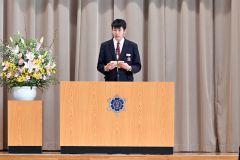 在校生を代表して送辞を読み上げる原田さん（帯広第四中学校、須貝拓也撮影）