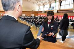 卯月校長から卒業証書を受け取る生徒（１５日午前９時４０分ごろ、帯広第四中学校で。須貝拓也撮影）