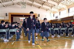 在校生の拍手に送られながら退場する卒業生（帯広第四中学校、須貝拓也撮影）