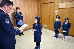 詐欺や事故に気をつけてね 広尾小の児童が一日警察署長 4