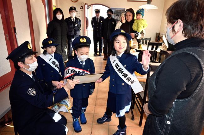 詐欺や事故に気をつけてね　広尾小の児童が一日警察署長