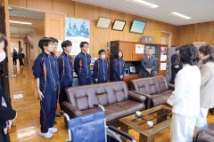 本別中に車いす１台　道商工女性部連合会が寄贈 2