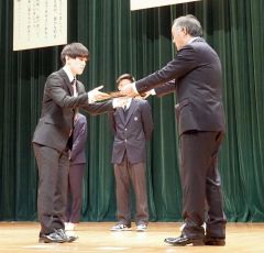 スポーツ賞を受賞した軍司さん（左）