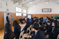 自身の経験を後輩に伝える卒業生