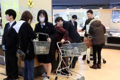 来店客に試食を勧める士幌高生