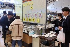 来店客に試食を勧める士幌高生