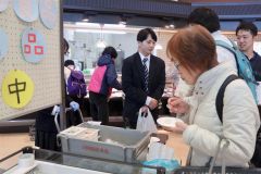 豆腐の試食をする来店客