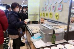豆腐を買い求める来店客