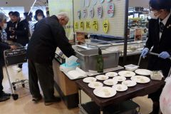 豆腐を買い求める来店客