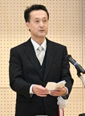 あいさつする伊藤校長