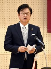 式辞を述べる按田町長