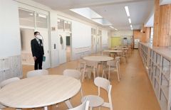 小学校の各教室の前に設けられた多目的・図書コーナー
