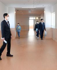 両校の校舎を結ぶ広々とした渡り廊下