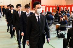知識や技能を生かして「ものづくり」の現場での活躍を誓う修了生