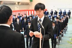 答辞で決意を示す阿尾直紀さん