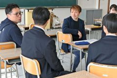 企業の代表者から進路などのアドバイスを受ける生徒ら