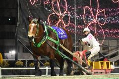 鋭い末脚でイレネー記念を初制覇したライジンサンと鈴木騎手