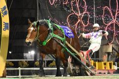 鋭い末脚でイレネー記念を初制覇したライジンサンと鈴木騎手