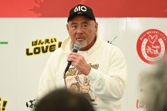 トークショーで会場を盛り上げる武藤さん