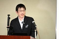 講演する松原氏