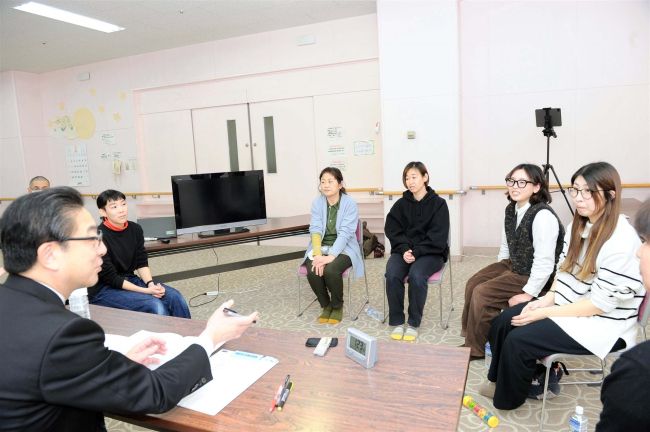 子育て手話サークルと意見交換　米沢市長の市民トーク