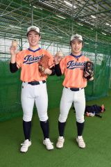 甲子園での対戦を誓い合う大阪桐蔭進学の能戸夢生愛（右）と創価進学の平井勇征（左）