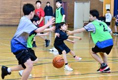 中学バスケの仕様でゲームを行う小学６年生たち