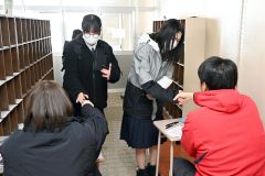 担任の教諭に合格の報告を行う卒業生（１８日午前１１時ごろ、帯広西陵中学校で。須貝拓也撮影）