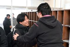 担任の教諭に合格の報告を行う卒業生（１８日午前１１時ごろ、帯広西陵中学校で。須貝拓也撮影）