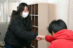 担任の教諭に合格の報告を行う卒業生（１８日午前１１時ごろ、帯広西陵中学校で。須貝拓也撮影）