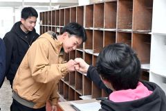 担任の教諭に合格の報告を行う卒業生（１８日午前１１時ごろ、帯広西陵中学校で。須貝拓也撮影）