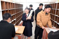 担任の教諭に合格の報告を行う卒業生（１８日午前１１時ごろ、帯広西陵中学校で。須貝拓也撮影）