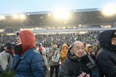 最後の馬がゴールし，拍手を送る観客