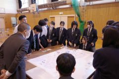 総合的な探求の時間で脱炭素などについて学んだ足寄高校の１年生ら
