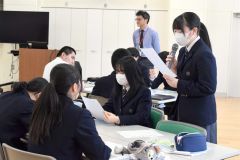 グループでまとめた内容を発表する生徒