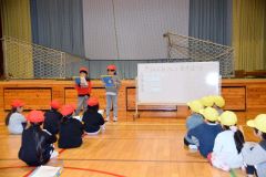 陸別 保育園児と小学1年生が交流 ゲーム楽しむ 2