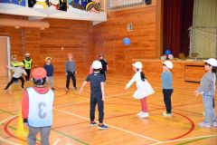ドッジボールで交流する陸別保育所園児と陸別小1年生たち